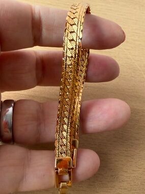 VINTAGE NAPIER HALLMARKED GOLD TONE METAL ORNATE STATEMENT BRACELET SNAP LOCK